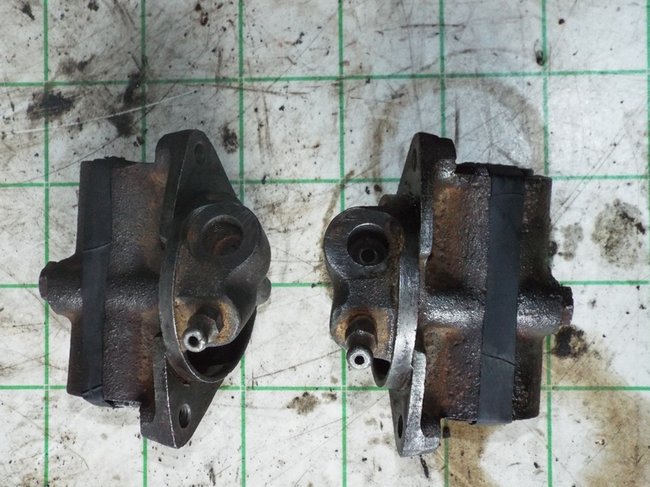 DSCF4213_R.JPG (291.05 Kio) Vu 8563 fois Les cylindres de roue droite et gauche. Ils ne sont pas identiques mais symétriques. Et il n'y a pas de pare poussière.<br />J'ai mis un élastique pour éviter que les pistons sortent sous l'effet du ressort intérieur.