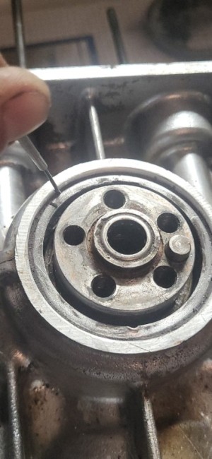 La partie du joint qui reste coincé dans la gorge du joint spi