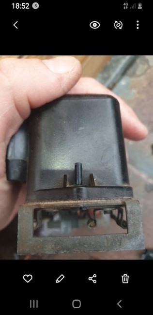 On voit la tige du rivet plastique qui est sortie