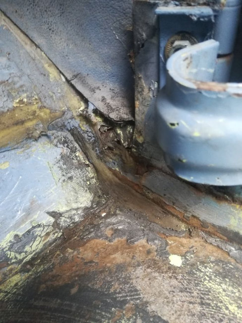 Un zoom au niveau de la charnière de la porte