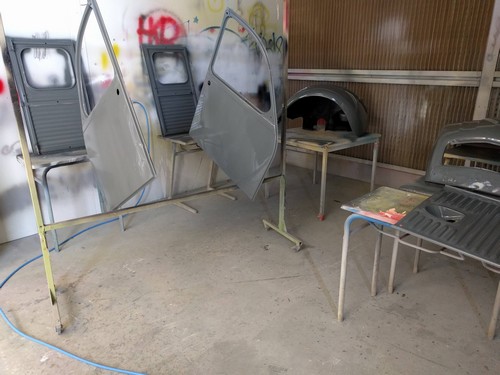 Peinture des éléments de carrosserie.