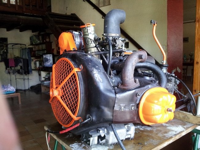 voila mon moteur...<br />bichonné, carburateur lavé flotteurs réglé, culbuteur réglé...
