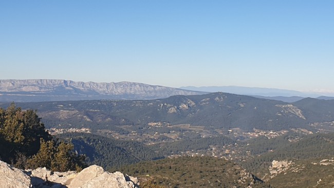 Sainte Victoire et derrière les premiers contre fort des Alpes.