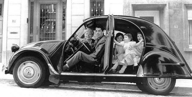 une famille belge dans sa première 2CV.jpg