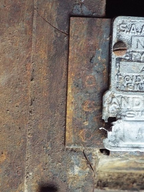 La fissure sur la partie supérieure. On devine qu'elle se propage sous la tôle d'appui de la traverse.