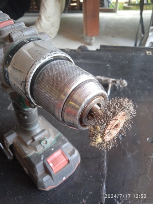 Petite brosse pour rebord de jante