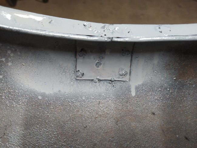 Renfort a l'intérieur avec point bouchon pareil pour la lèvre bande de tôle de 1cm a l'intérieur et point bouchon