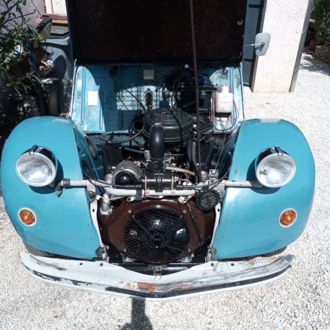 Elle sort du garage pour une balade