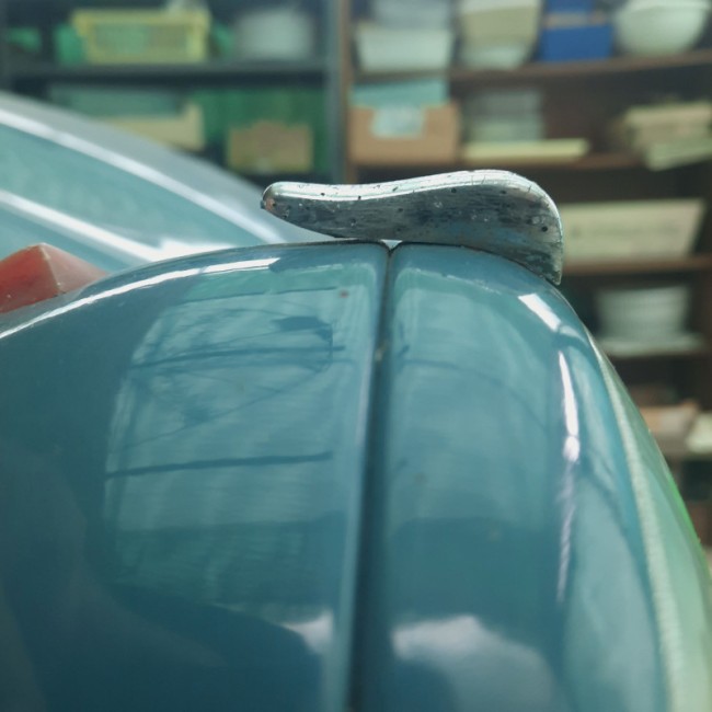 20250706_165509 redim.jpg (96.94 Kio) Vu 2284 fois Pour ouvrir, faut-il pousser la pièce argentée vers la droite (sur la photo) ?