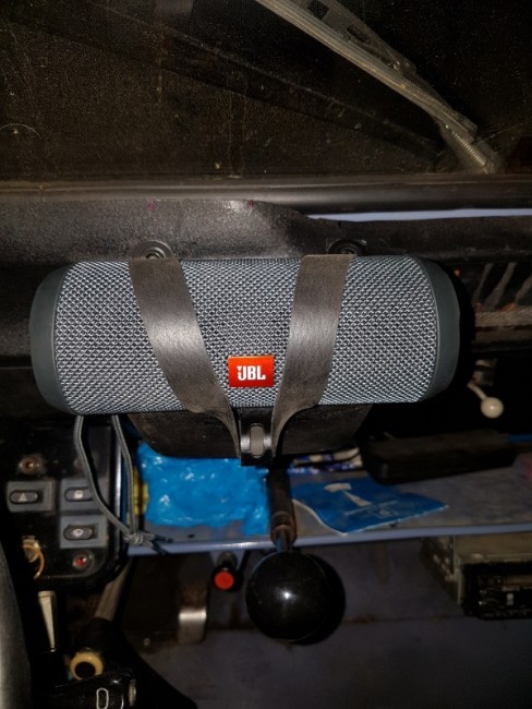 ... et un crochet. Mais le caoutchouc gène l'accès aux boutons et à la port de recharge.