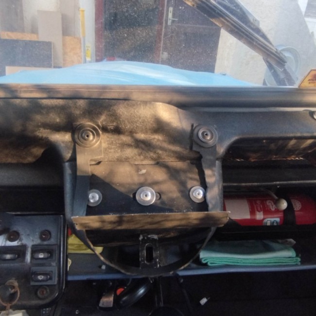 Une petite tôle métallique comme support ...