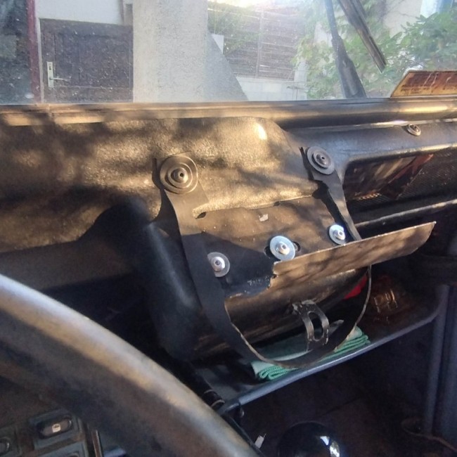 ... maintenue par 3 rivets pop ...