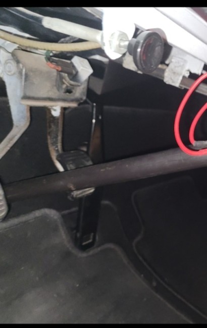 Tu l'aperçois au dessus de l'accélérateur