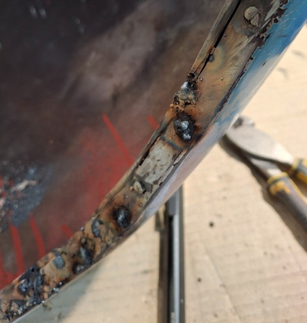 Soudure par bouchonage du Renfort sous galbe.