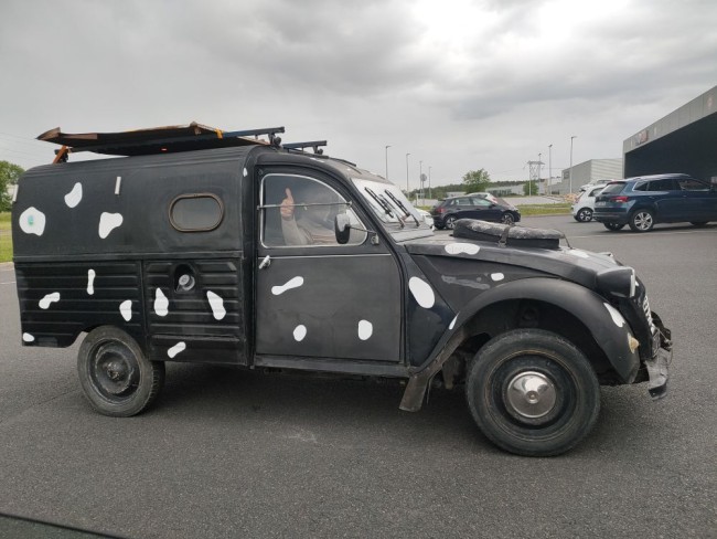 et là le toit est rabaissé, incroyable !