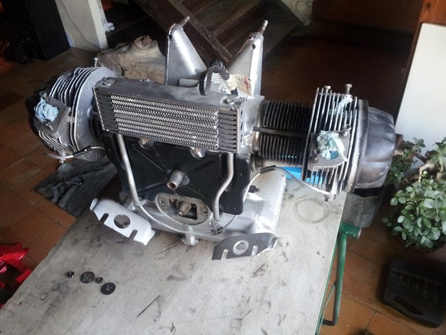 8.jpg (184.2 Kio) Vu 14681 fois donc le moteur "apprêté"...pistons et chemises, segments, joints des culbuteur, décrassage du radiateur...