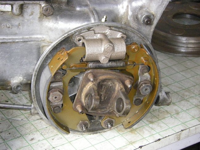 2 CV type A 1950_117_R.JPG (238.64 Kio) Vu 14331 fois Sur une A, les cames de réglage se manoeuvrent de l'intérieur par les deux gros 6 pans à droite et à gauche