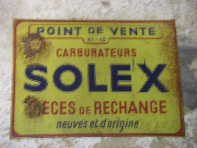 Une plaque que j'ai récupérée. La photo est un peu floue, le garage est sombre...